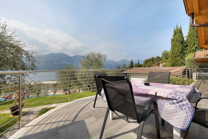 Entire apartment, Holiday Apartment "Casa-Lago Suite" with Lake View, Shared Pool & Wi-Fi in Brenzone, Garda Mountains