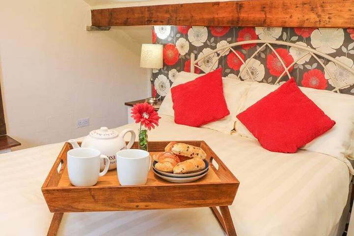 Courtyard Cottage, Peak Forest in Peak Forest, Derbyshire