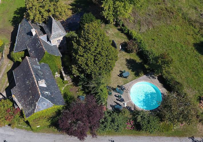 Gîte pour 12 personnes, avec Balcon et Terrasse ainsi que Jardin et Piscine