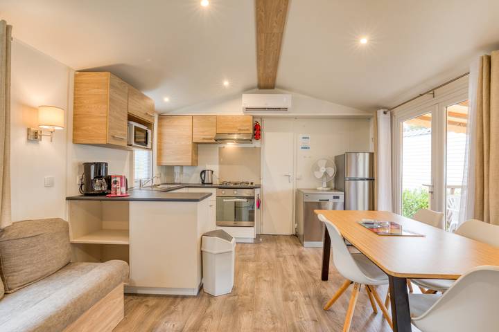 Location de vacances pour 8 personnes, avec bassin pour enfant ainsi que jacuzzi et jardin, adapté aux familles à Lattes