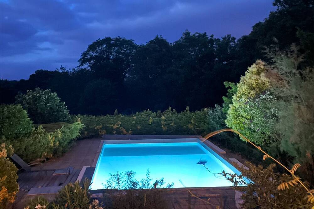 Appartement entier, Gîte  tout confort, spacieux jardin avec piscine, proche de l'Erdre. in Sucé-sur-Erdre, Région de Nantes