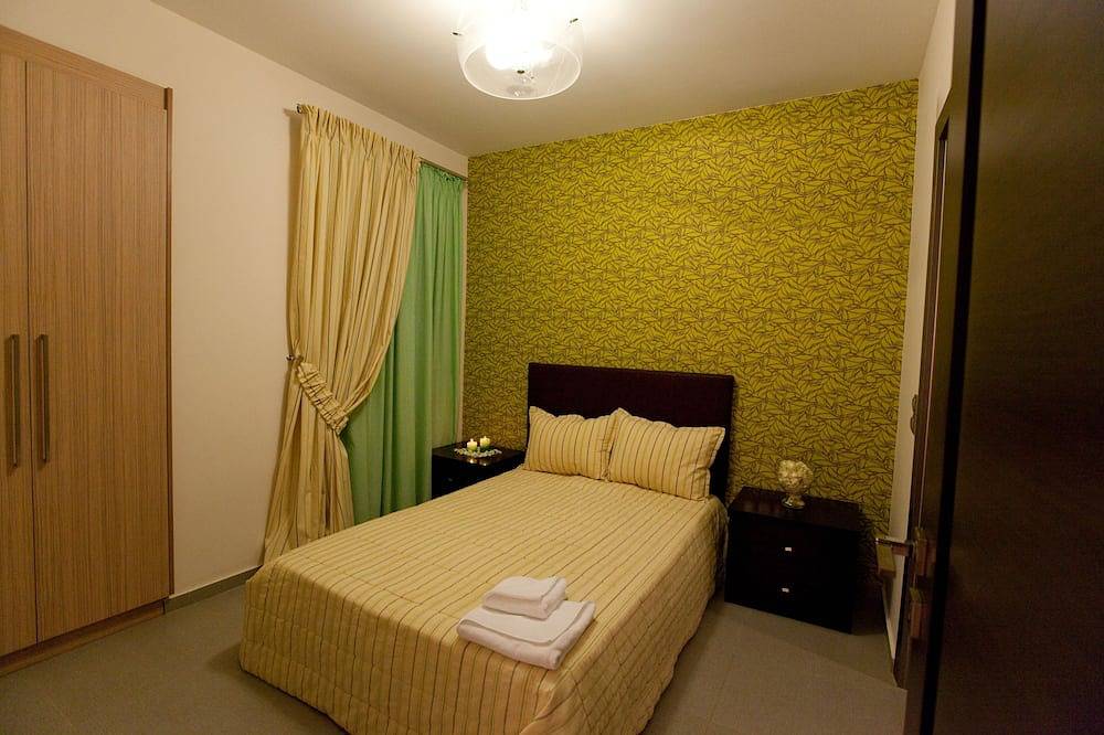 Luxurious 5-bedroom beachfront villa with a private rooftop pool and sea view in Agia Marina, Chaniaregionen