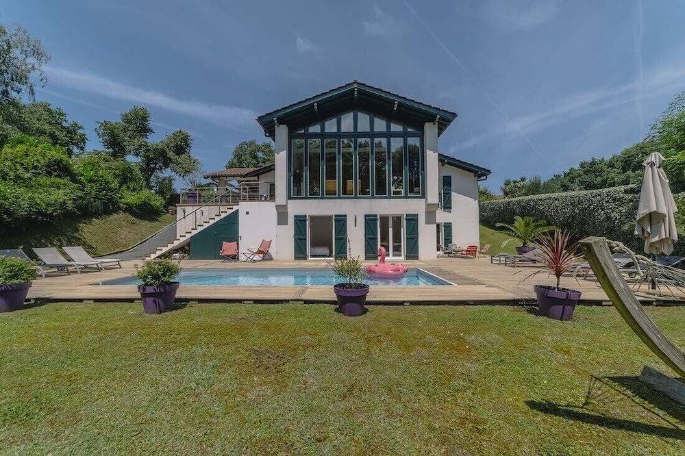 Maison prémium St Jean de Luz, piscine chauffée in Saint-Pée-sur-Nivelle, Région de Bayonne