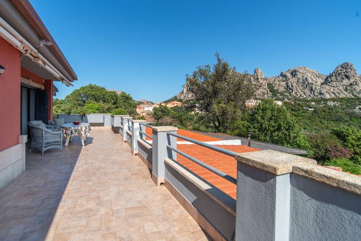Accogliente casa vacanze con vista panoramica, terrazza e giardino in San Pantaleo, Olbia