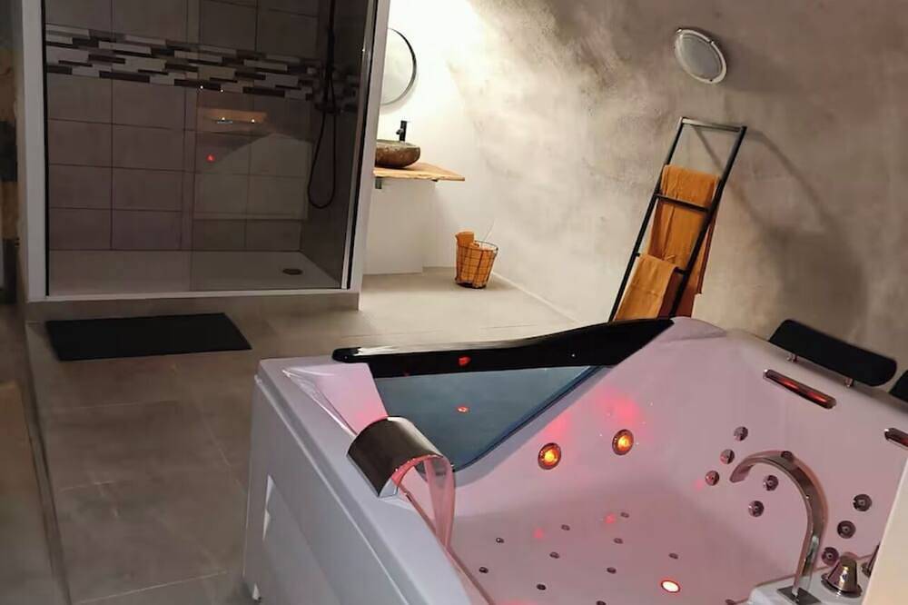 Appartement entier, Appartement romantique avec espace balnéo in Dallet, Région de Clermont-Ferrand