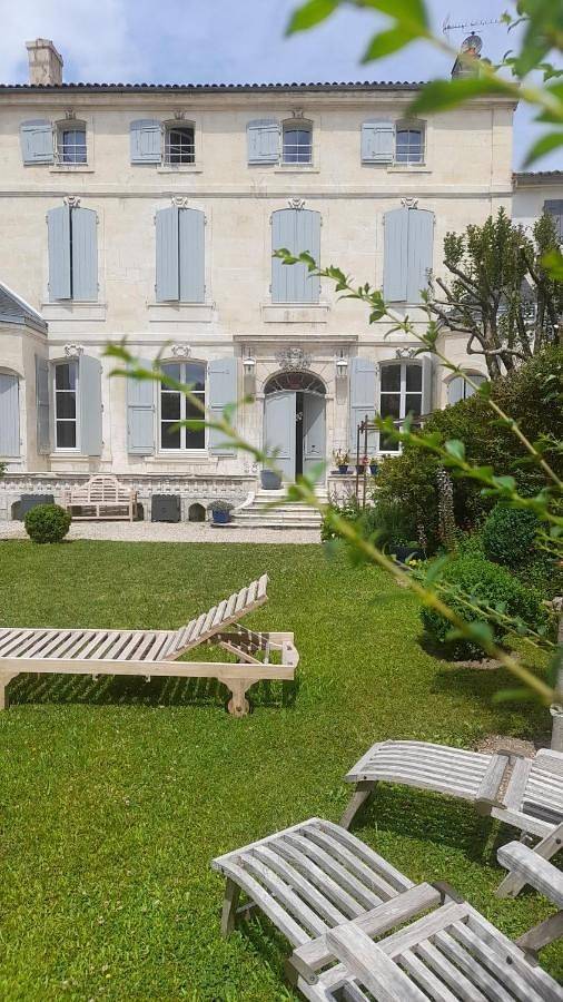 Location de vacances pour 2 personnes, avec terrasse ainsi que jardin et vue à Saint-Jean-d'Angély - 2