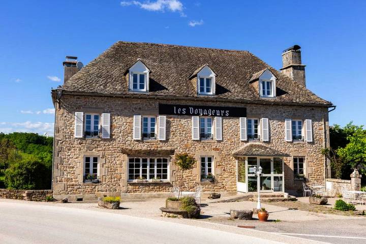 Gîte pour 3 personnes, avec Terrasse ainsi que Jacuzzi et Jardin dans Saint-Martin-la-Méanne