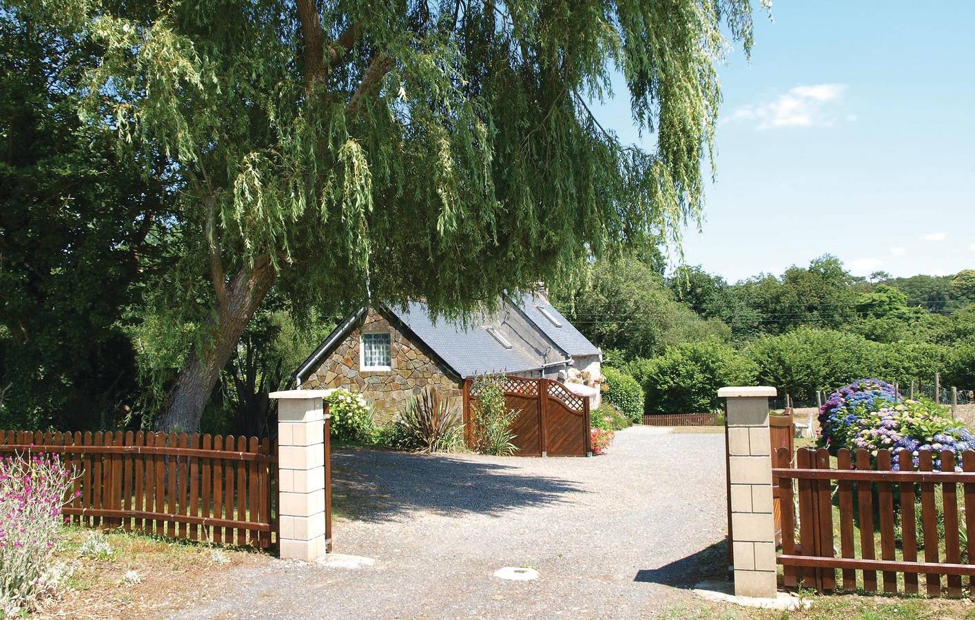 Tranquil Garden View Apartment near Ruisseau de Roscoat in Plouaret, Ceinture Dorée