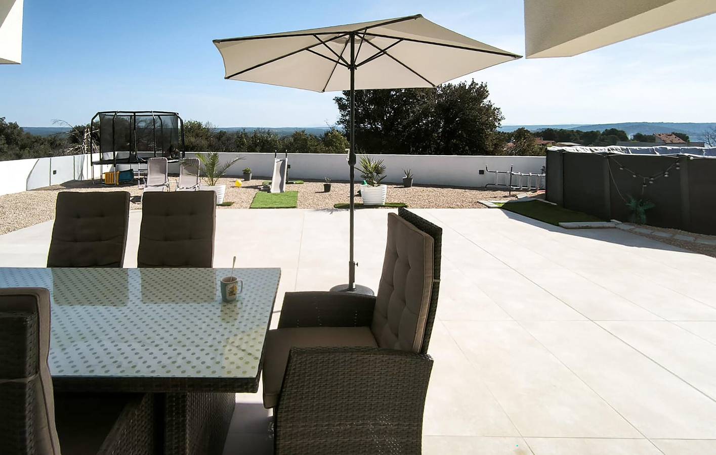 Charmante 2-Zimmer-Wohnung mit Meerblick, Terrasse und moderner Ausstattung in Raslina, Šibenik-Knin