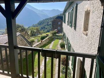 Gîte pour 2 personnes, avec jardin ainsi que vue et balcon à Bilhères