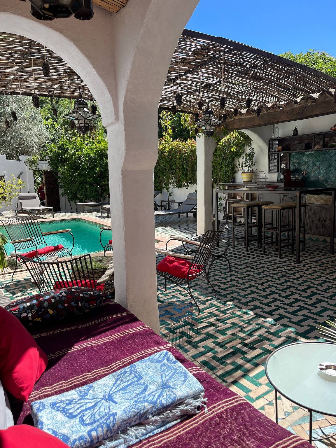 La Muyoise, Habitación y mesa de huéspedes entre riad y arte de vivir provenzal in Le Muy, Costa mediterránea (Francia)
