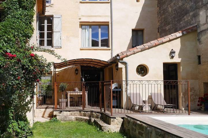Location de vacances pour 8 personnes, avec terrasse et jardin dans Office De Tourisme D Uzes