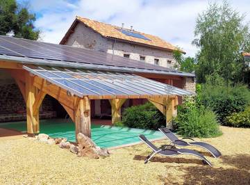 Gîte pour 4 personnes, avec piscine ainsi que terrasse et jardin dans l' Aveyron