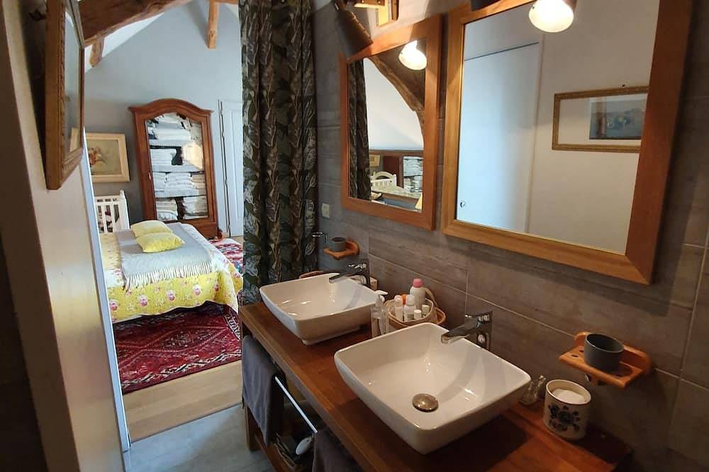Large Chambre D'Hotes Family Suite For One To Four People With Swimming Pool in Ury, Parc naturel régional du Gâtinais français