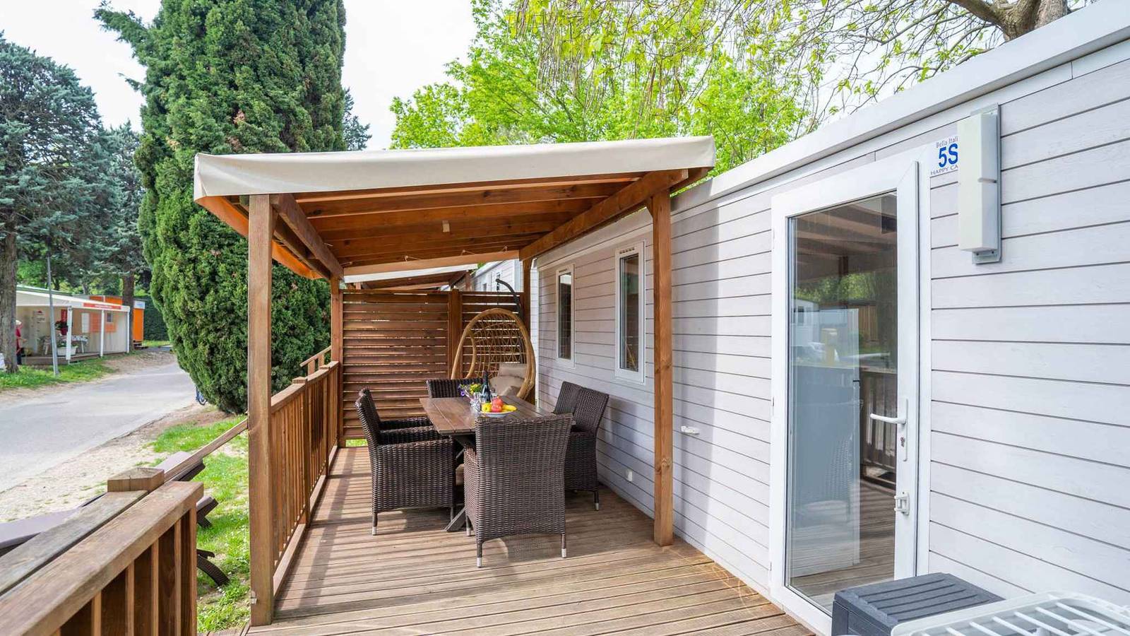 Mobilehome with air conditioning, terrace and pool  in Punta Sabbioni, Venice Provinsen