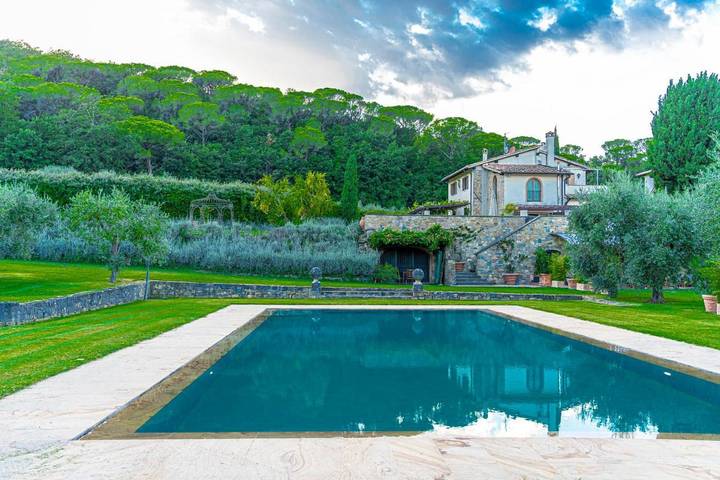 Villa per 9 persone, con Balcone e Idromassaggio nonché Terrazza e Giardino a Scandicci