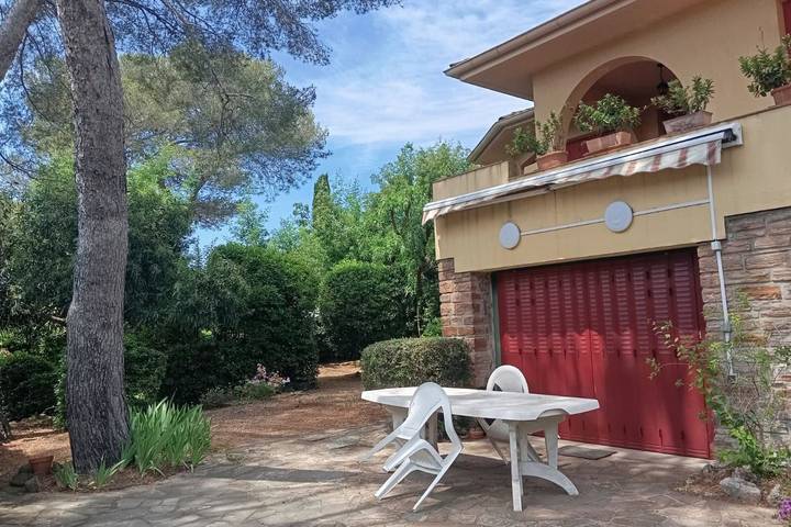 Location de vacances pour 14 personnes, avec terrasse et jardin, animaux acceptés dans Boulouris