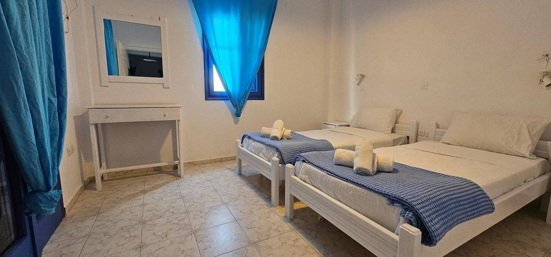 Economy Quadruple Room Apartment with Balcony, Wi-Fi and Air Conditioning in Perivolos Beach, Perissa