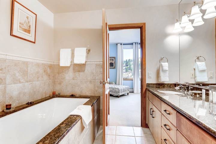 Vacation rental for 8 people, with hot tub and pool as well as balcony in Beaver Creek