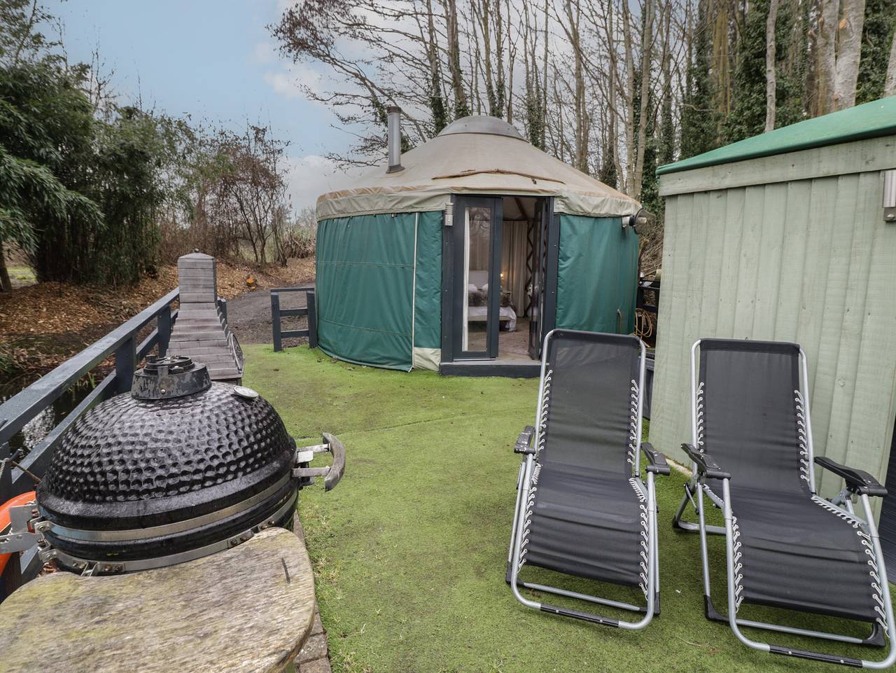 The Lakeside Yurt in Beckford, Worcestershire