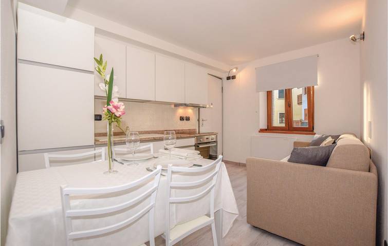 Ganze Ferienwohnung, Idro Sky Loft: WiFi, Küche, 2.5km zur Stadt. in Baitoni, Bondone