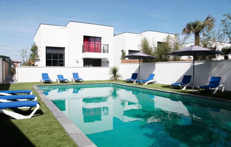 Chalet para 8 personas, con piscina además de balcón y jardín - 1