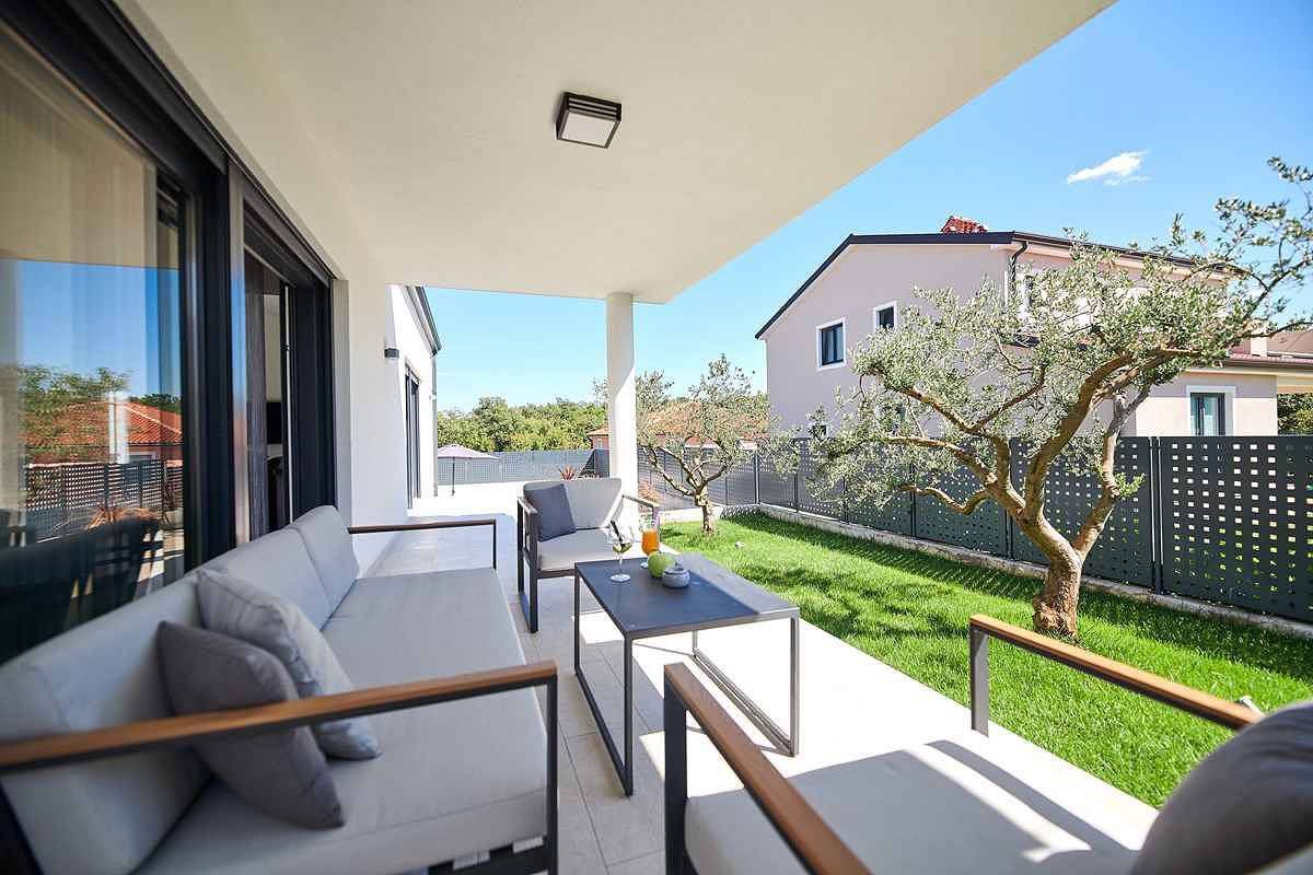 Villa mit Pool und Sonnenschirm in Kaštel (Plovanija), Buje
