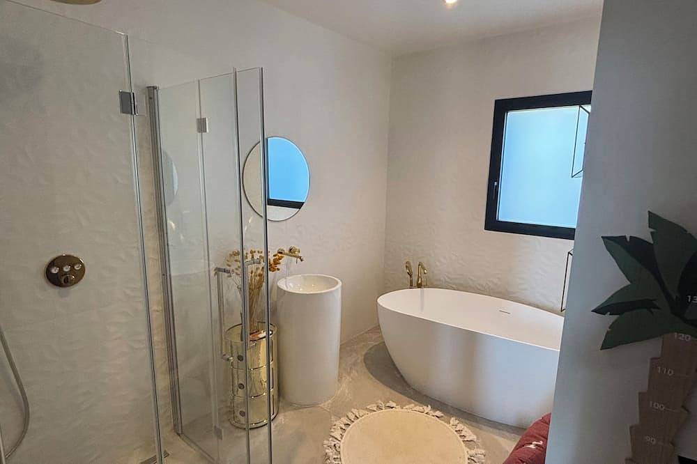 Magnificent contemporary & design villa in Saussan, Côte d'Améthyste