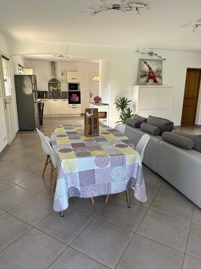 Location de vacances pour 4 personnes, avec vue ainsi que piscine et jardin à Auriol - 2