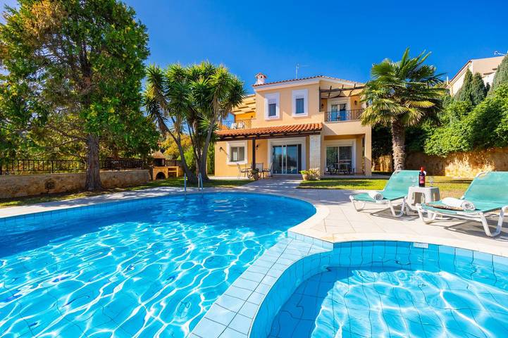 Villa for 6 people, with children pool and garden as well as terrace in Rethymnon