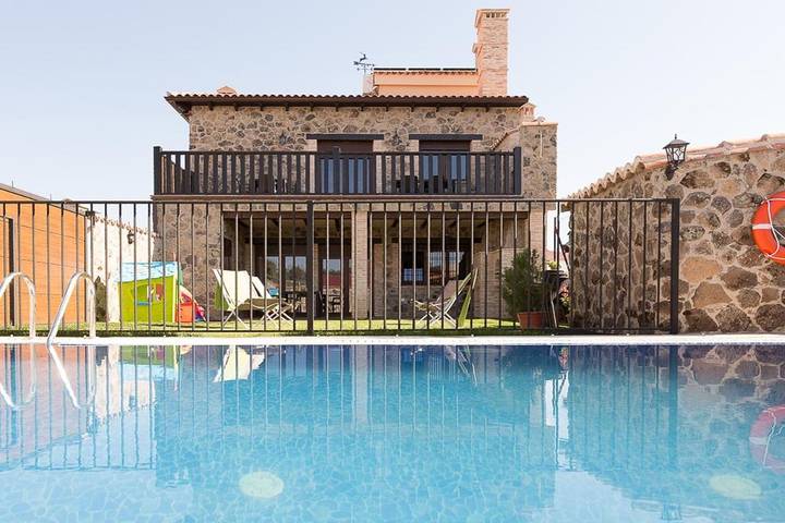 Casa rural para 3 personas, con Terraza además de Jardín y Piscina en Malpartida de Plasencia