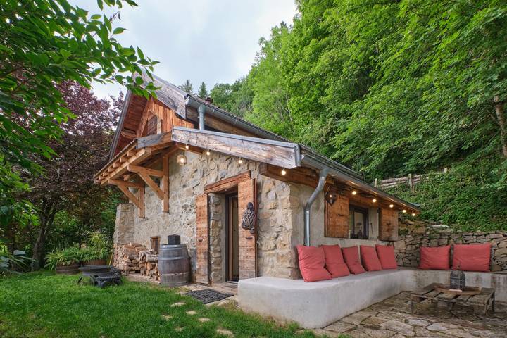 Ferienhaus 'L'atelier M' mit Bergblick, privater Terrasse und Garten in Quaix-en-Chartreuse, Isère