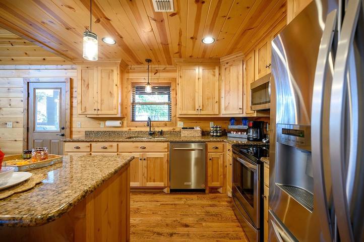 Log cabin for 15 people, with balcony and hot tub in Broken Bow