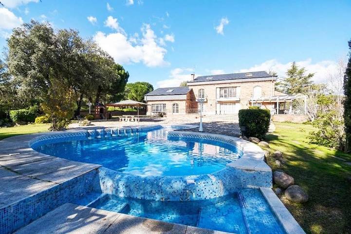 Location de vacances pour 16 personnes, avec Balcon et Jacuzzi ainsi que Terrasse et Jardin à Guadarrama