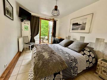 Chambre d’hôte pour 2 personnes, avec jardin ainsi que vue et piscine dans le Calvados