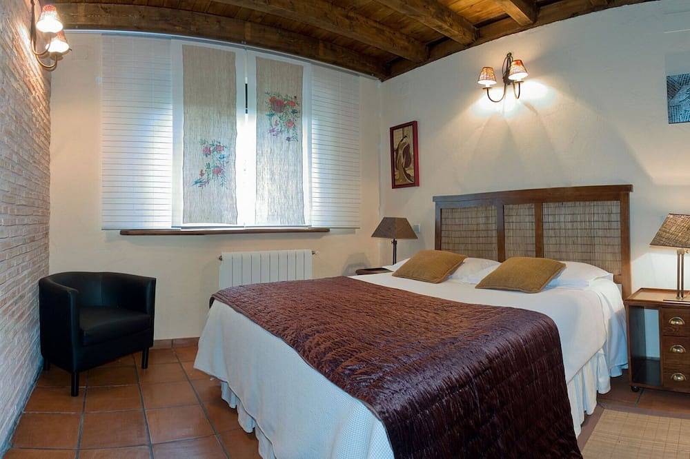 Entire apartment, Apartment in the Sierra, duplex type with 2 bedrooms and Garden in Manjirón, Puentes Viejas