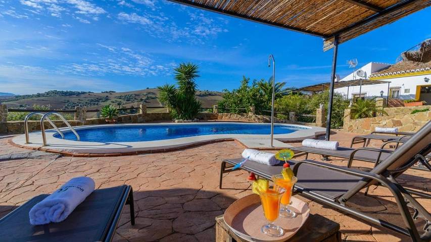Casa rural para 5 personas, con piscina además de terraza y jardín en Villanueva de la Concepción