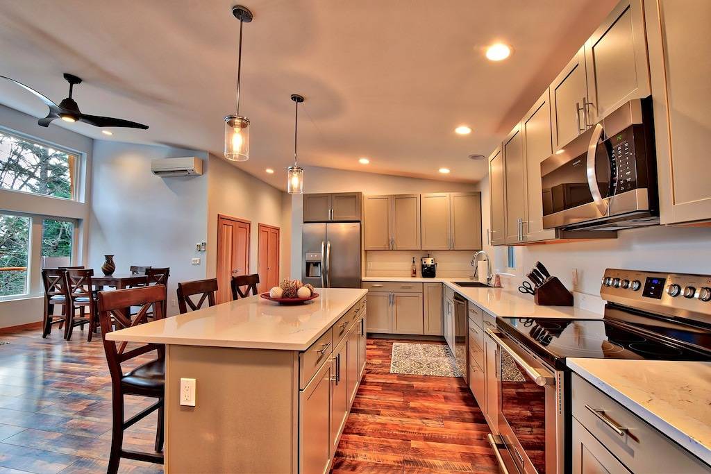 New Home - Nw Modern mit Whirlpool in der Nähe von Rosario in Orcas Island