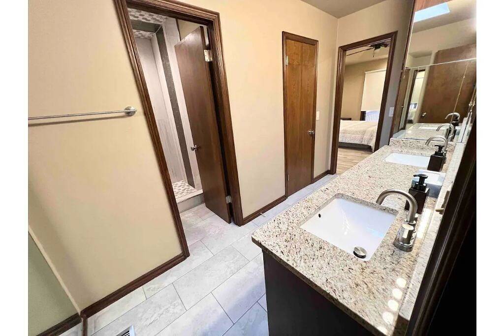 Private Cabin on acreage with pool & tennis court! in Edmond, Oklahoma County