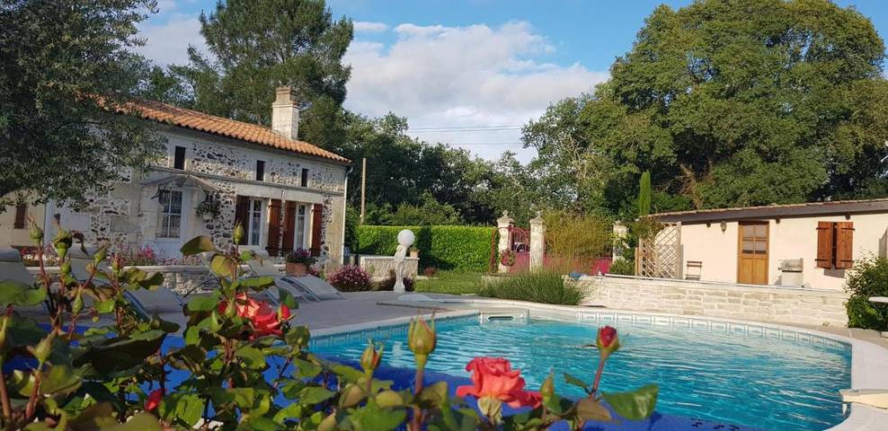 Location de vacances pour 2 personnes, avec jardin et sauna ainsi que piscine et jacuzzi à Bussac-Forêt - 2