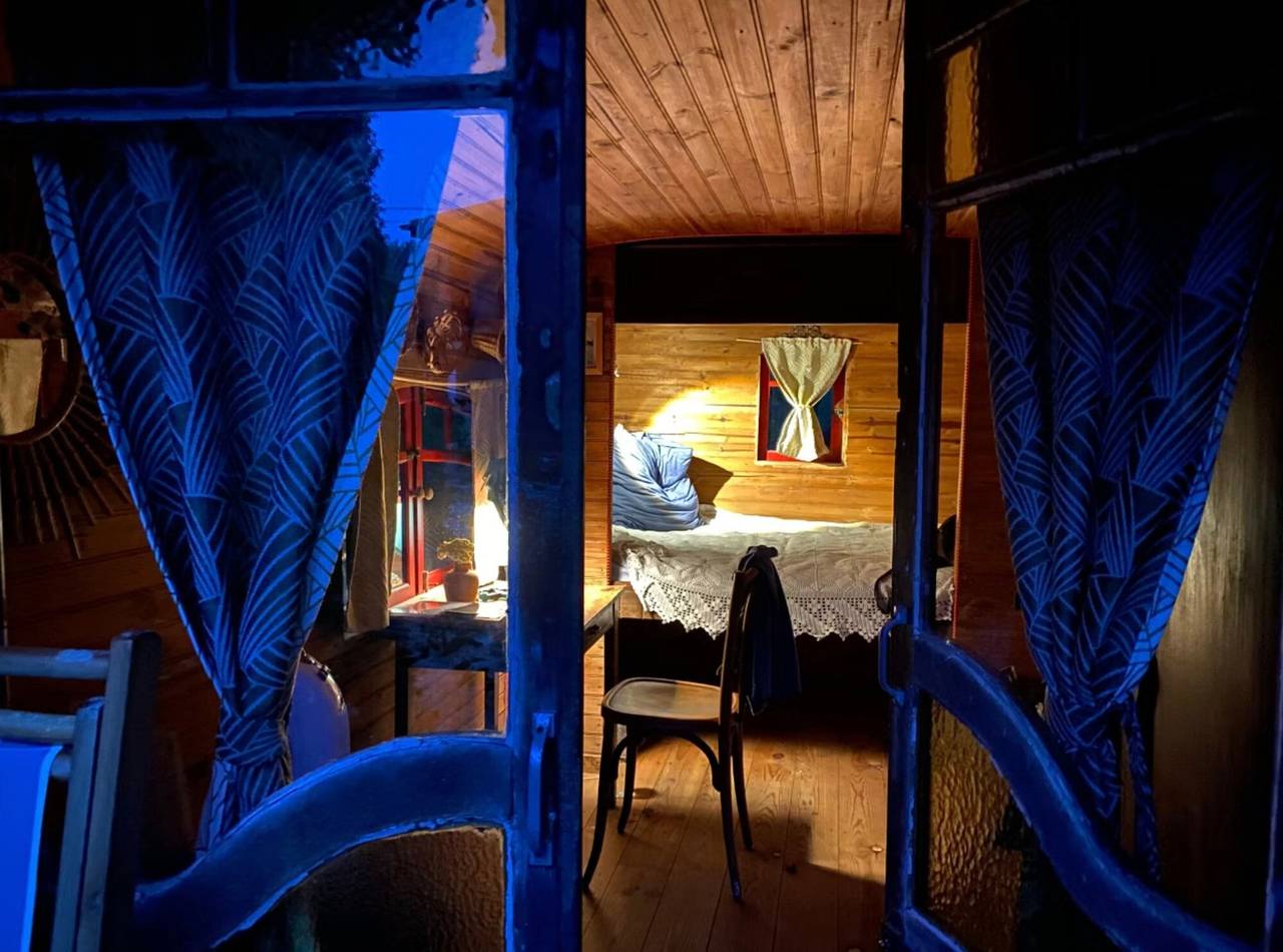 Chambre d’hôtes « Espace Roulotte - Les Toits du Gaou » avec terrasse partagée et Wi-Fi in Six-Fours-les-Plages, Côte méditerranéenne (France)
