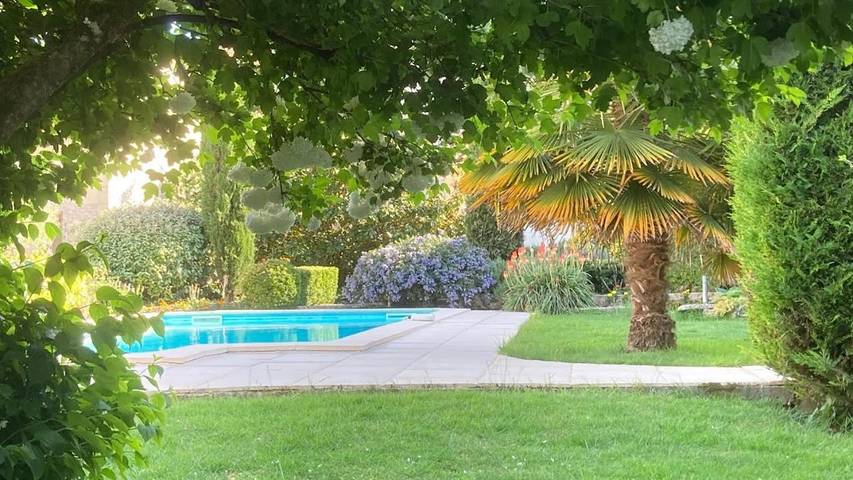 Location de vacances pour 2 personnes, avec Terrasse et Jardin ainsi que Piscine et Vue à Saint-Hilaire-de-Villefranche