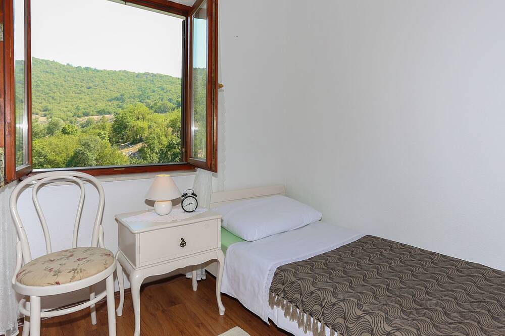 Schönes Ferienhaus in Grab mit Privatparkplatz und Bergblick in Grab (Dalmatien), Dalmatinisches Zagora