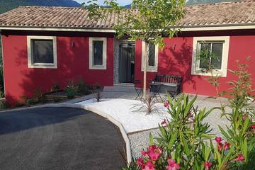 Gîte pour 2 personnes, avec jardin et terrasse à Roquebillière