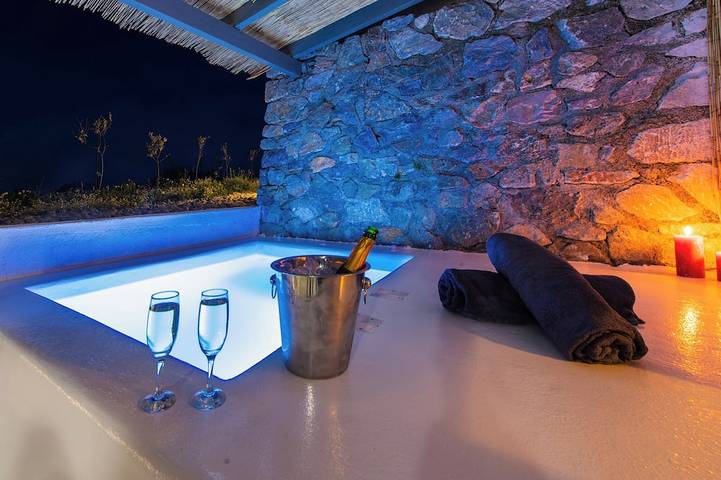 Location de vacances pour 2 personnes, avec jacuzzi et balcon dans Perivolos