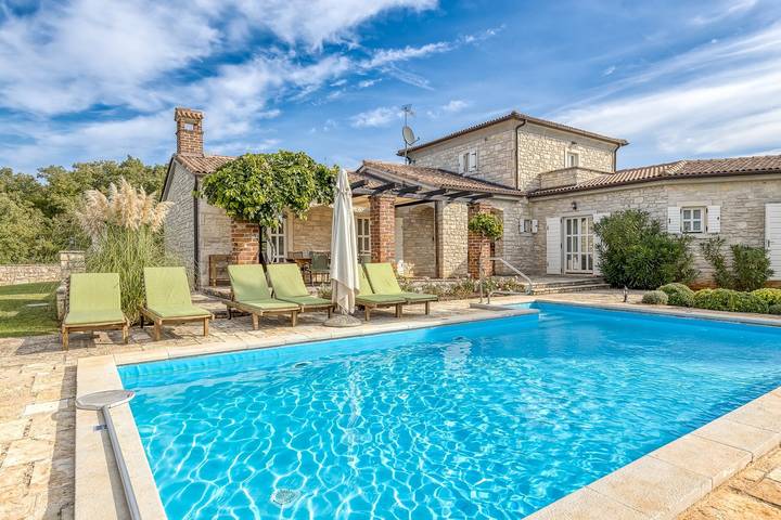 Ferienhaus für 8 Personen, mit Balkon/Terrasse und Garten sowie Pool in Heraki