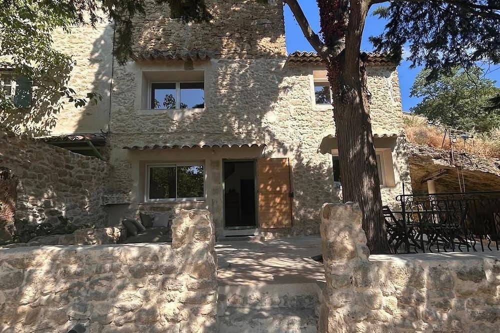 Maison Troglodyte du Jas, in the heart of Provence at the foot of the Luberon 30min from Aix in Puyvert, Parc naturel régional du Luberon