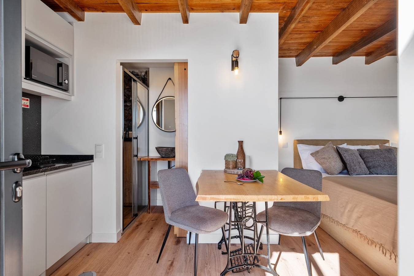 Ganzes Studio, Studio-Apartment 'Ocean View Rock House' mit Balkon und Wlan in Caniço, Madeira