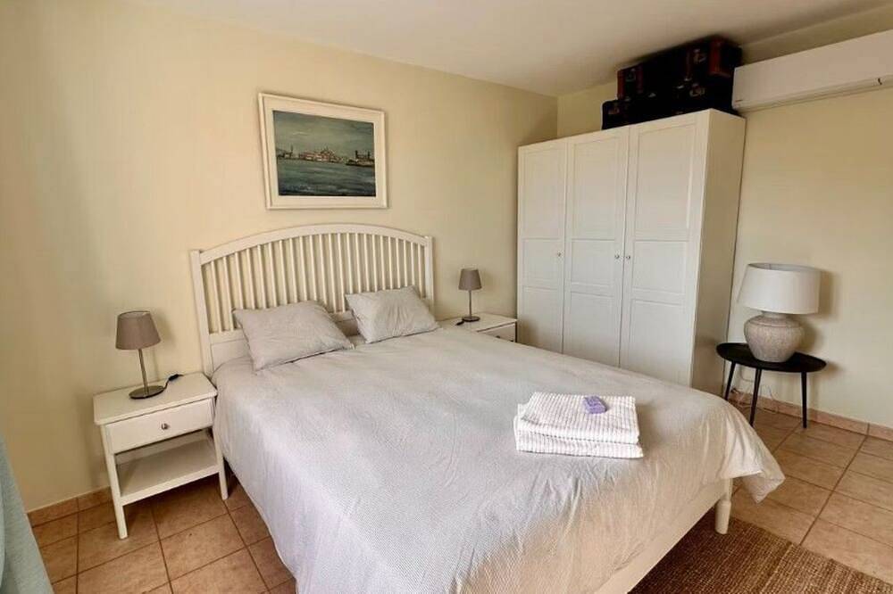 Beautiful vacation home with enclosed garden and private swimming pool in Régusse, Brignoles region