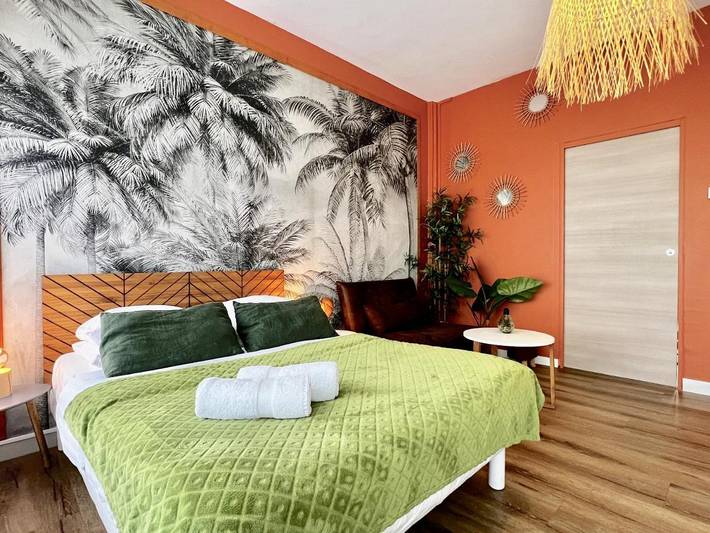 Gîte pour 2 personnes, avec jardin ainsi que terrasse et jacuzzi dans Place D Armes Calais